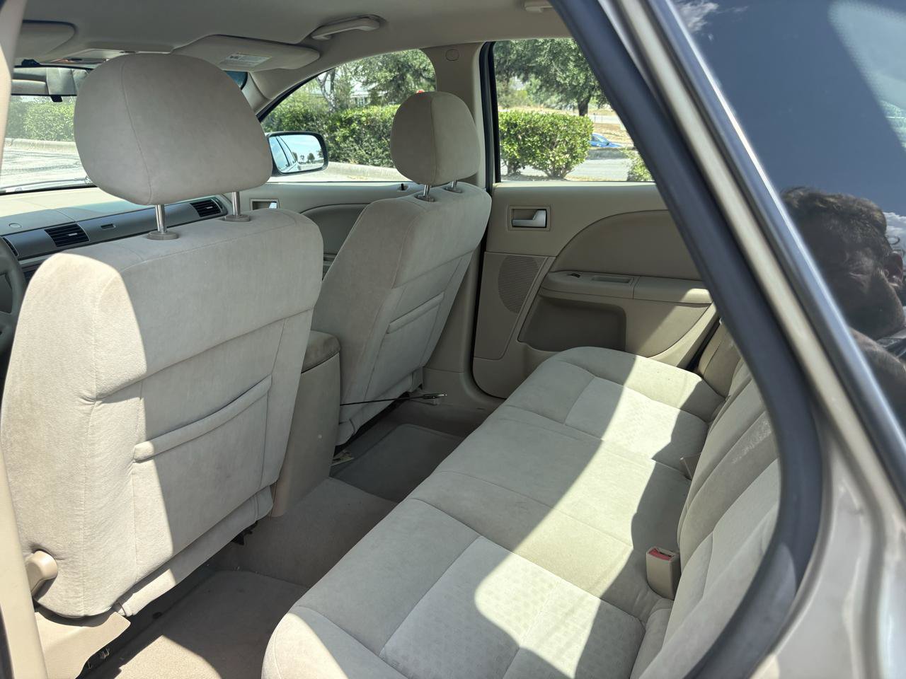 Used 2005 Ford Five Hundred SE FWD image 2