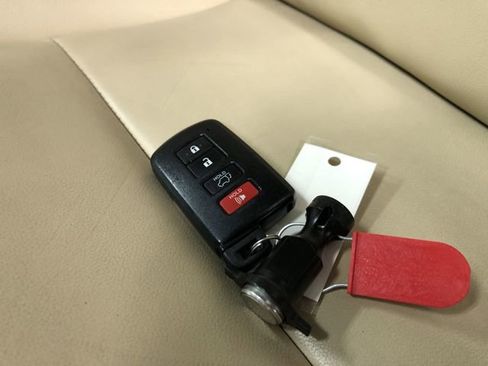 Used 2019 Toyota Highlander XLE image 31