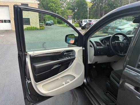Used 2019 Dodge Grand Caravan SE FWD image 23