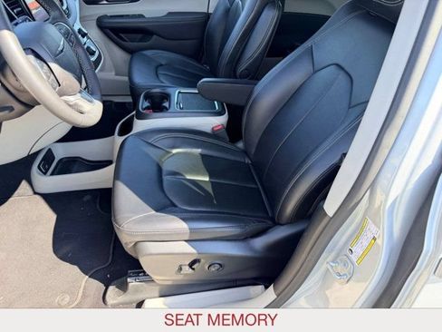 Certified 2024 Chrysler Pacifica Touring-L FWD image 11