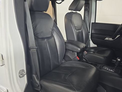 Used 2015 Jeep Wrangler Unlimited Rubicon AWD/4WD image 23