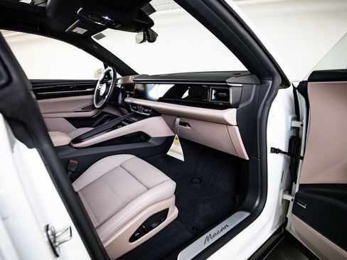 New 2026 Porsche Macan Electric RWD image 28