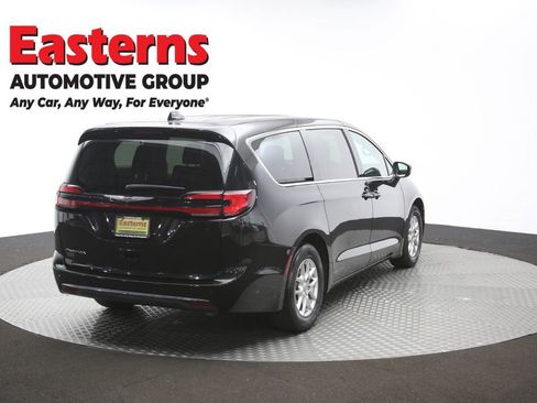 Used 2023 Chrysler Pacifica Touring-L FWD image 40