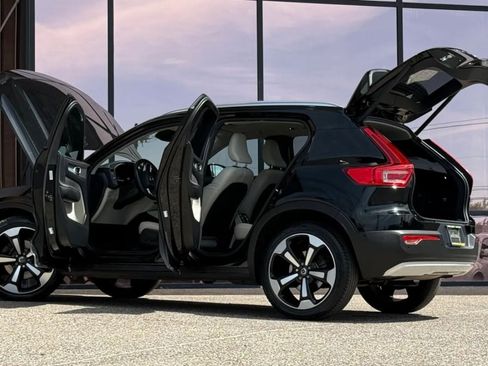 Used 2019 Volvo XC40 T5 Momentum image 29