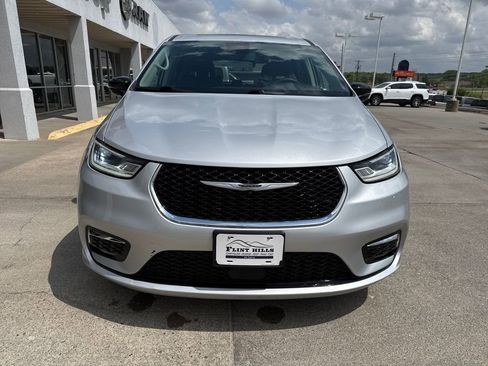 Used 2024 Chrysler Pacifica Limited FWD image 8