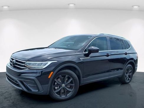 Used 2024 Volkswagen Tiguan SE w/ Panoramic Sunroof Package AWD/4WD image 2