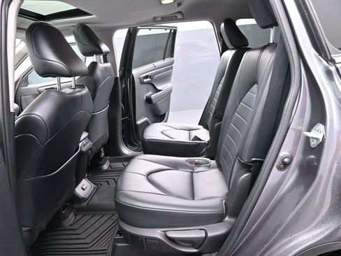 Used 2022 Toyota Highlander XLE FWD image 31