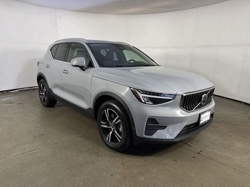 Used 2025 Volvo XC40 B5 Core image 3