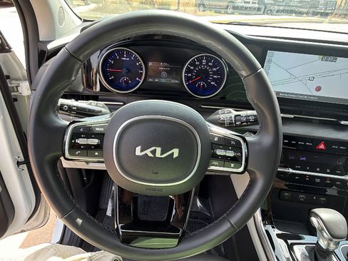 Used 2023 Kia Carnival EX image 26