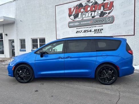 New 2026 Chrysler Pacifica Select w/ S Appearance Package image 5