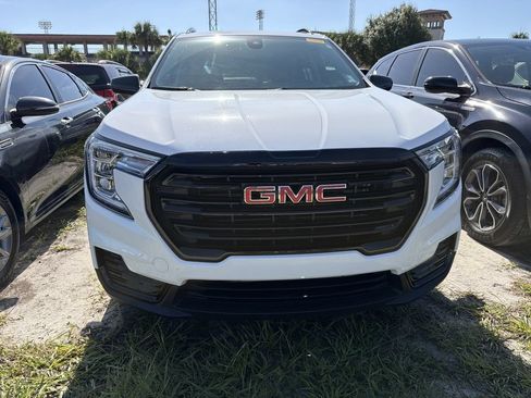 Used 2024 GMC Terrain SLE w/ Driver Convenience Package FWD image 8