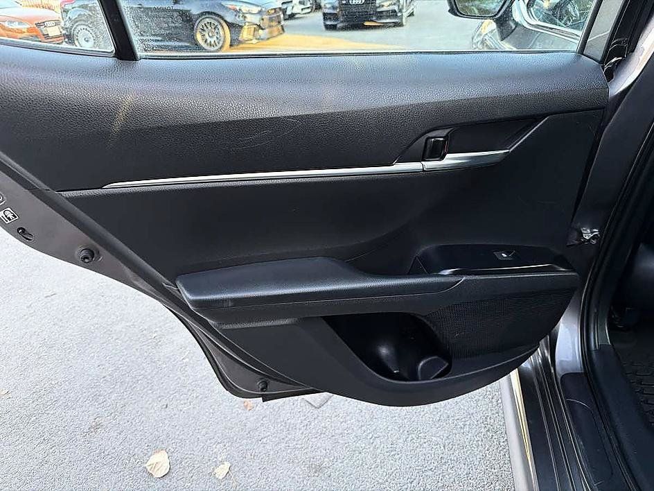 Used 2019 Toyota Camry SE FWD image 11