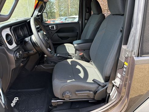 Used 2024 Jeep Wrangler Sport S image 9