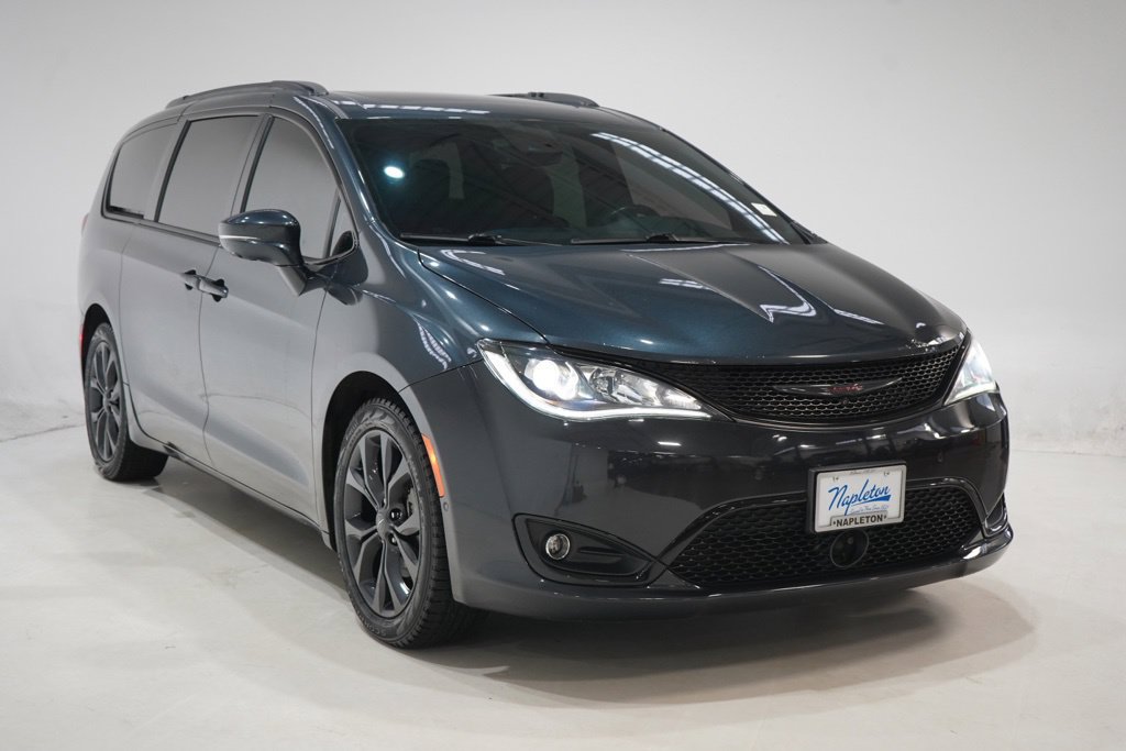 Used 2020 Chrysler Pacifica Limited w/ Quick Order Package 27H Red S FWD image 1