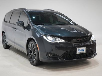 Used 2020 Chrysler Pacifica Limited w/ Quick Order Package 27H Red S