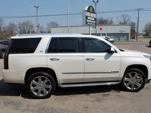 Used 2015 Cadillac Escalade Luxury image 6