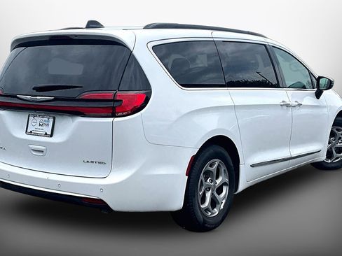 Used 2023 Chrysler Pacifica Limited FWD image 12