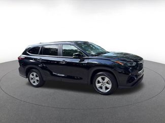 Used 2025 Toyota Highlander LE FWD video 2