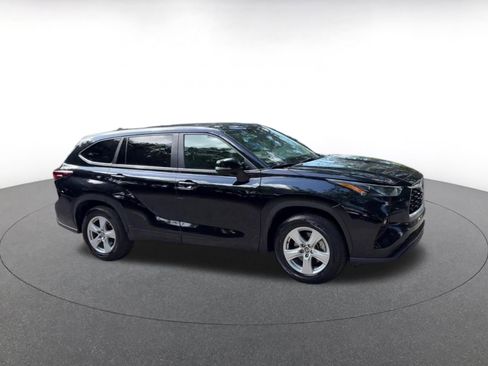 Used 2025 Toyota Highlander LE FWD image 2