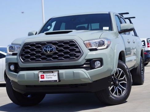 Used 2022 Toyota Tacoma TRD Sport w/ TRD Premium Sport Package AWD/4WD image 3