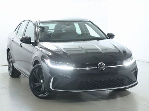 Used 2025 Volkswagen Jetta SE w/ Sunroof Package image 2