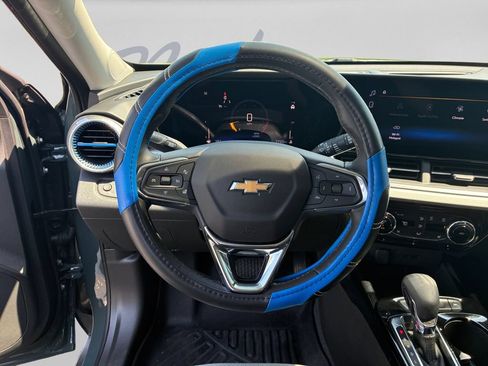 Used 2025 Chevrolet Trax LT w/ LT Convenience Package FWD image 17