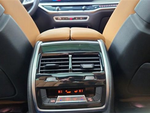 Used 2025 BMW X7 xDrive40i w/ M Sport Package image 56