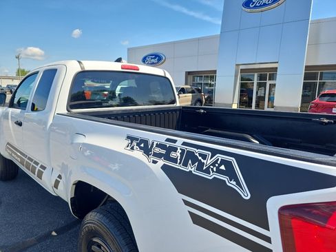 Used 2019 Toyota Tacoma SR AWD/4WD image 10