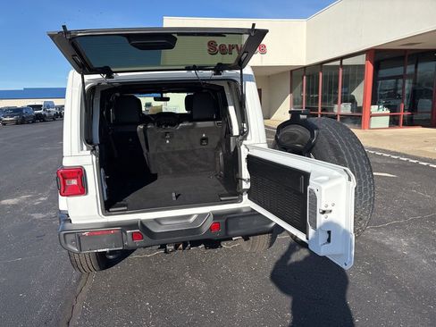 Used 2018 Jeep Wrangler Unlimited Sahara w/ Uconnect 4C Nav & Sound Group image 14