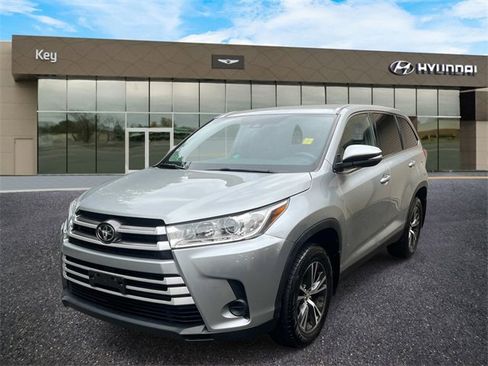 Used 2019 Toyota Highlander LE image 1