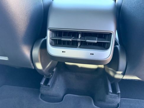 Used 2022 Tesla Model Y Long Range AWD/4WD image 30