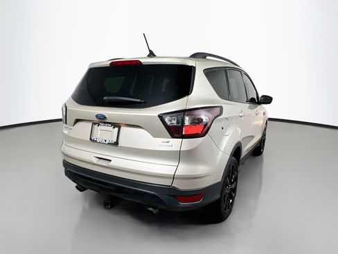 Used 2018 Ford Escape SE w/ SE Sport Appearance Package FWD image 4