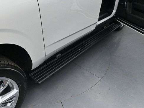 Used 2024 Chevrolet Suburban High Country w/ Advanced Technology Package image 9