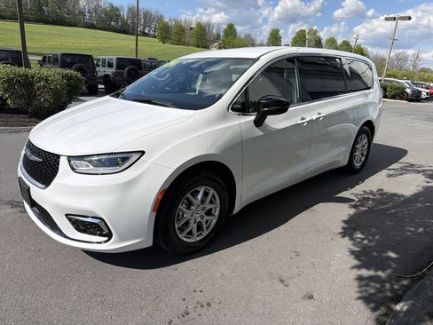 Used 2024 Chrysler Pacifica Touring-L FWD image 8