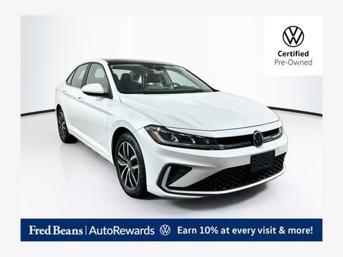 Used 2025 Volkswagen Jetta SE w/ Sunroof Package FWD image 1