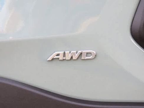 Used 2021 Toyota RAV4 XLE Premium image 9