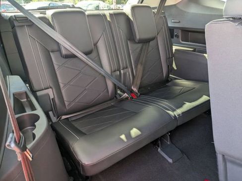 Used 2025 Volkswagen Atlas SE image 31