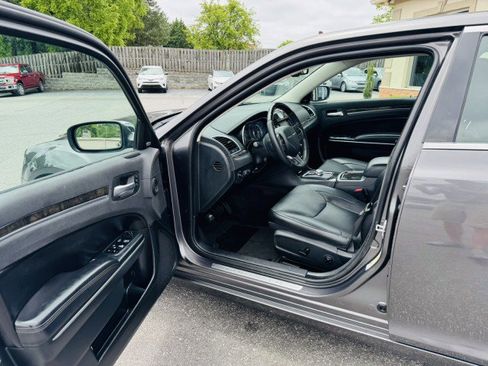 Used 2018 Chrysler 300 Limited w/ Safetytec Plus Group image 9