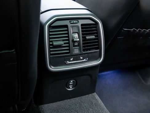 Certified 2026 Porsche Macan AWD/4WD image 19