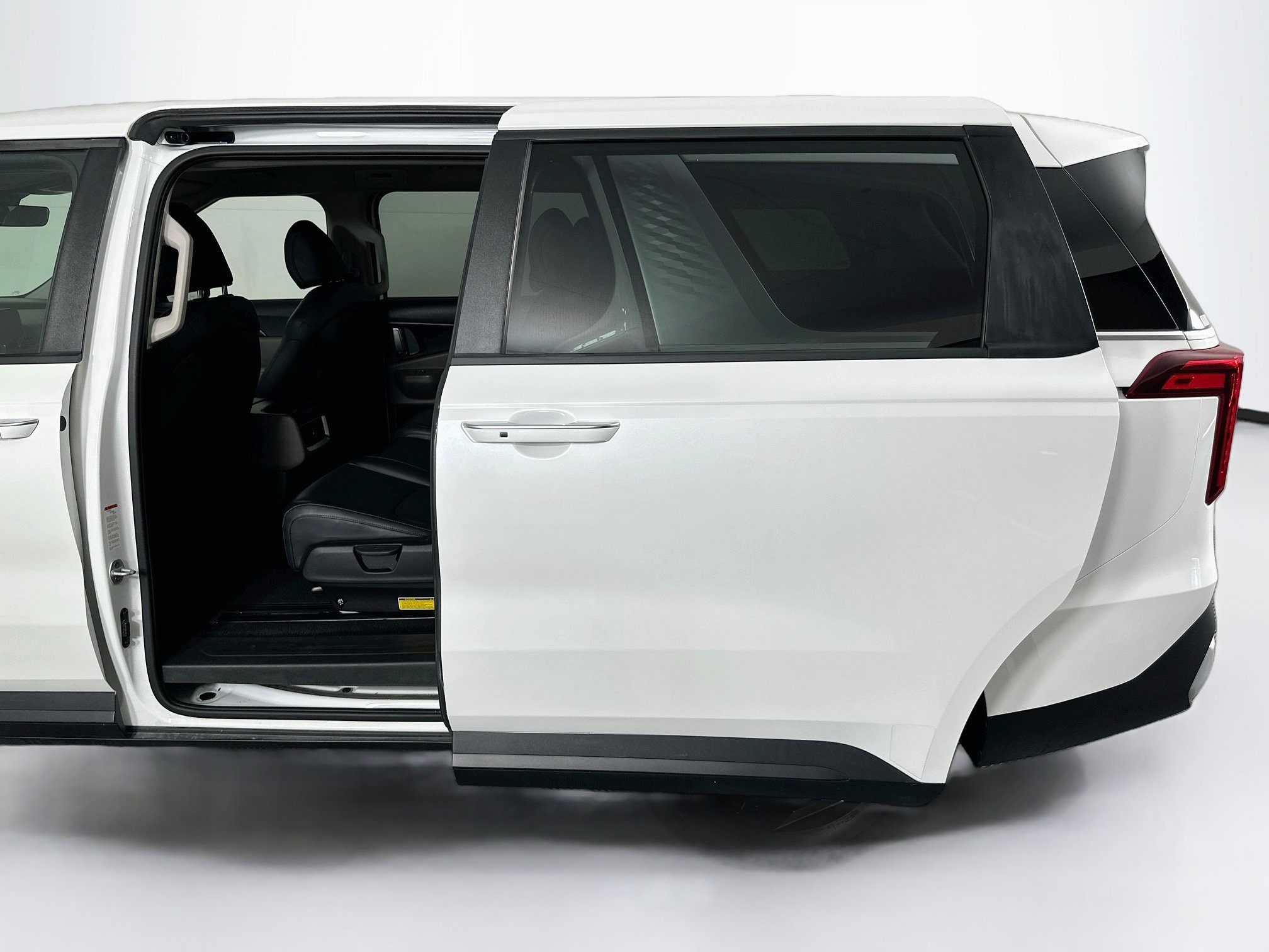 Used 2025 Kia Carnival FWD image 26