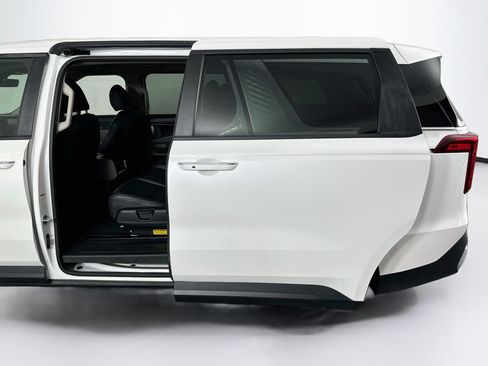 Used 2025 Kia Carnival FWD image 26