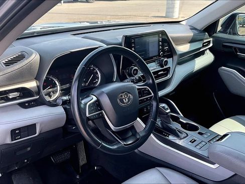 Used 2022 Toyota Highlander XLE AWD/4WD image 14