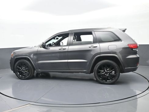 Used 2019 Jeep Grand Cherokee Altitude image 3