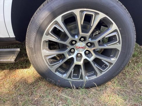 New 2026 GMC Yukon Denali image 9