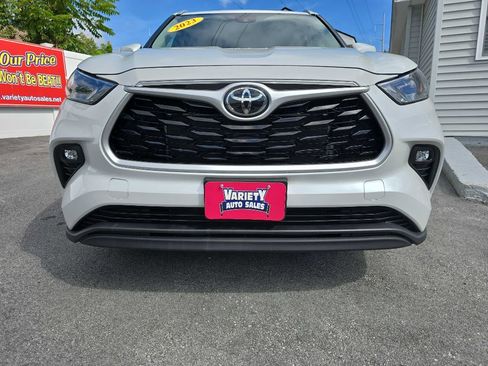 Used 2023 Toyota Highlander XLE image 2