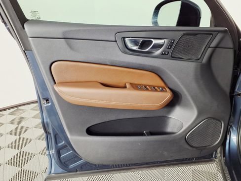 Used 2021 Volvo XC60 T5 Momentum w/ Advanced Package image 16