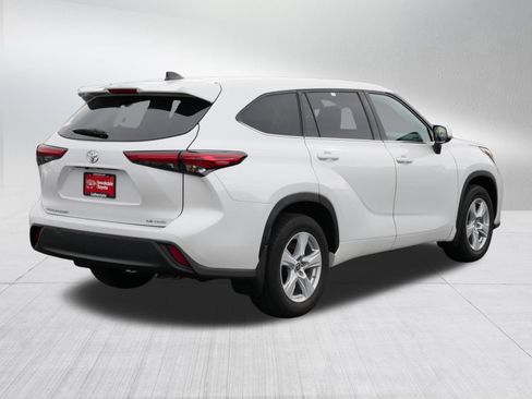 Used 2022 Toyota Highlander LE AWD/4WD image 7