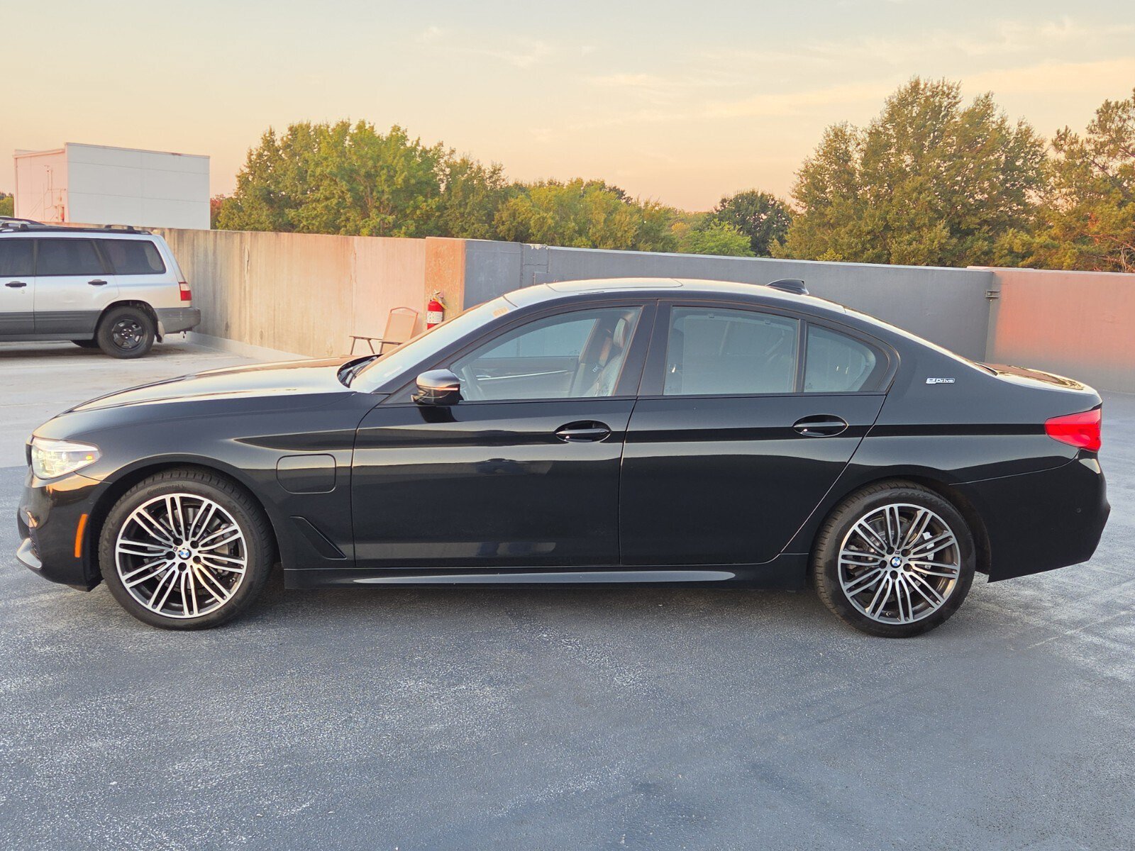 Used 2019 BMW 530e xDrive w/ M Sport Package AWD/4WD image 2