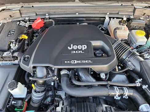 Used 2023 Jeep Wrangler Unlimited Rubicon AWD/4WD image 10