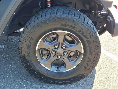 Used 2022 Jeep Gladiator Rubicon w/ Trailer Tow Package AWD/4WD image 9